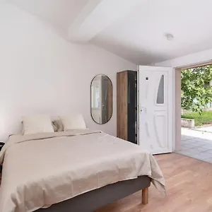 https://apt-lumignons-lyonnais-doua.hotels-rhonealpes.com